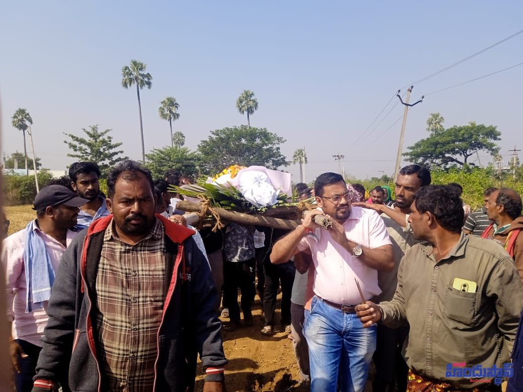 స్వగ్రామం చేరిన వలస జీవి మృతదేహం...